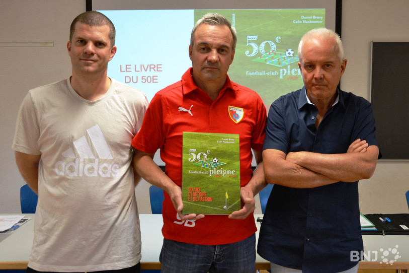 Le livre du 50e est présenté par Stéphane Brosy (au centre, président du FC Pleigne), Daniel Brosy (à droite, auteur de l'ouvrage) et Colin Nusbaumer (à gauche, responsable de la mise en page).