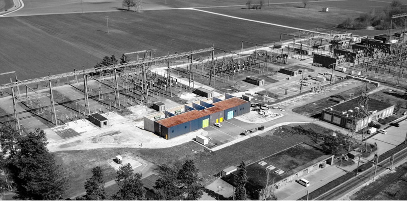 En couleurs, le nouveau bâtiment de la sous-station de Bassecourt. (Photo: BKW)
