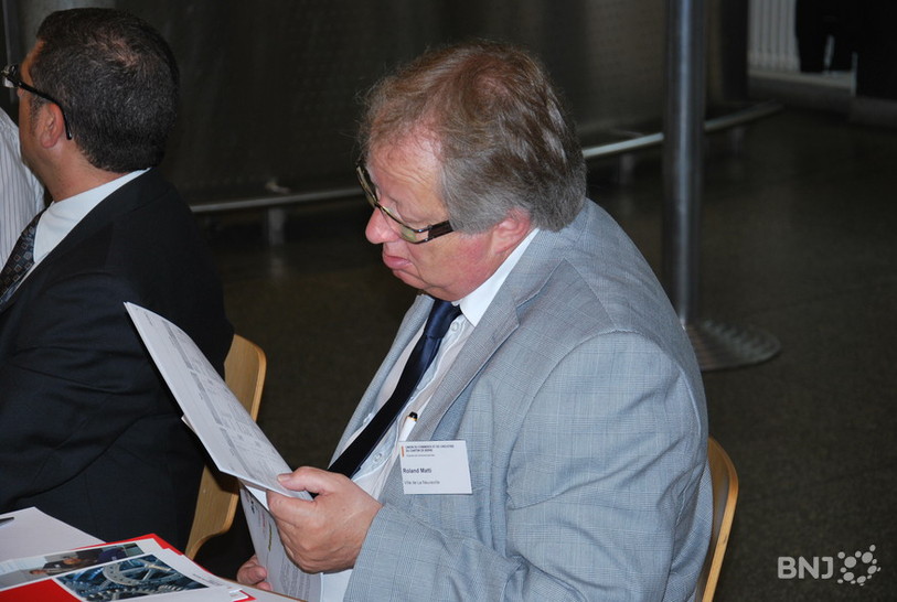 Roland Matti, maire de La Neuveville, examine en détail le classement des communes