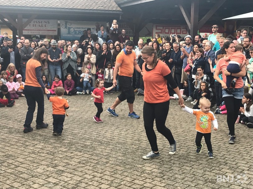 Un spectacle de danse a eu lieu avec des enfants de un à trois ans et leurs parents.