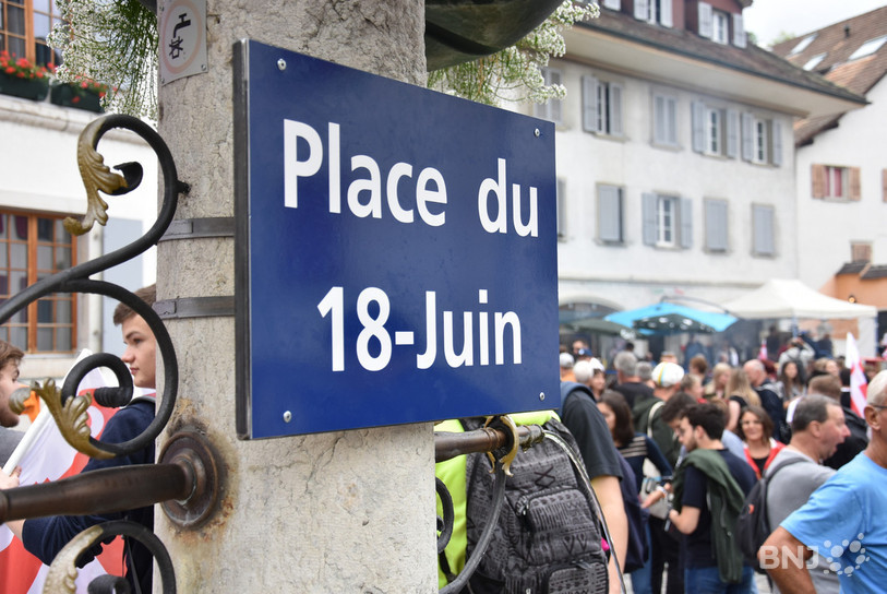 La plaque a été fixée sur la fontaine devant l'Hôtel de Ville de Moutier.