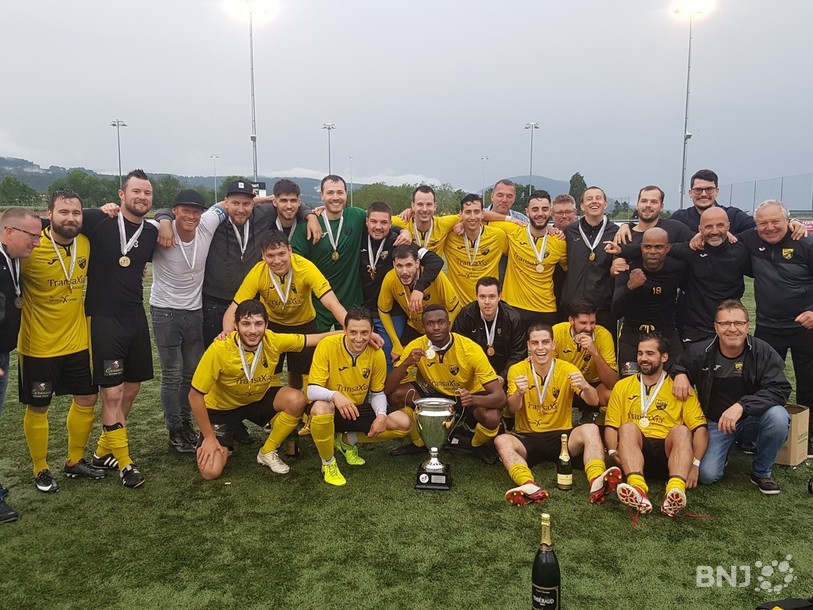 Les joueurs du FC Marin avec la Coupe et le...champagne. 