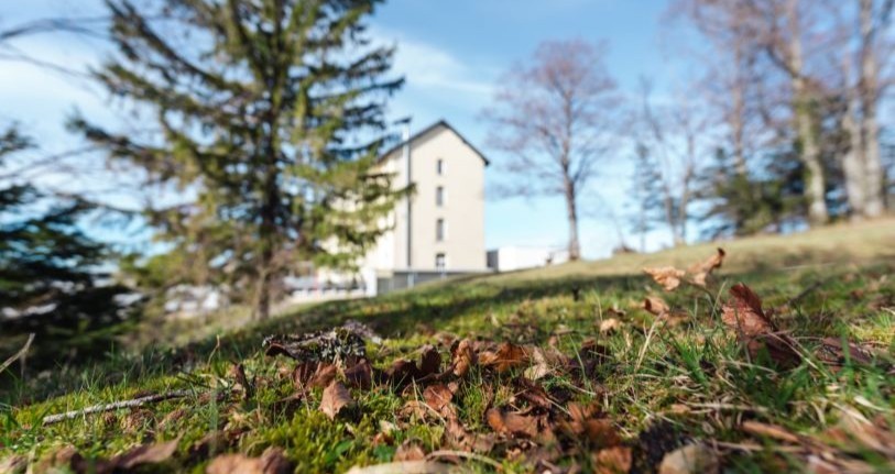 Clinique du Noirmont vu de l'extérieur avec de la forêt
