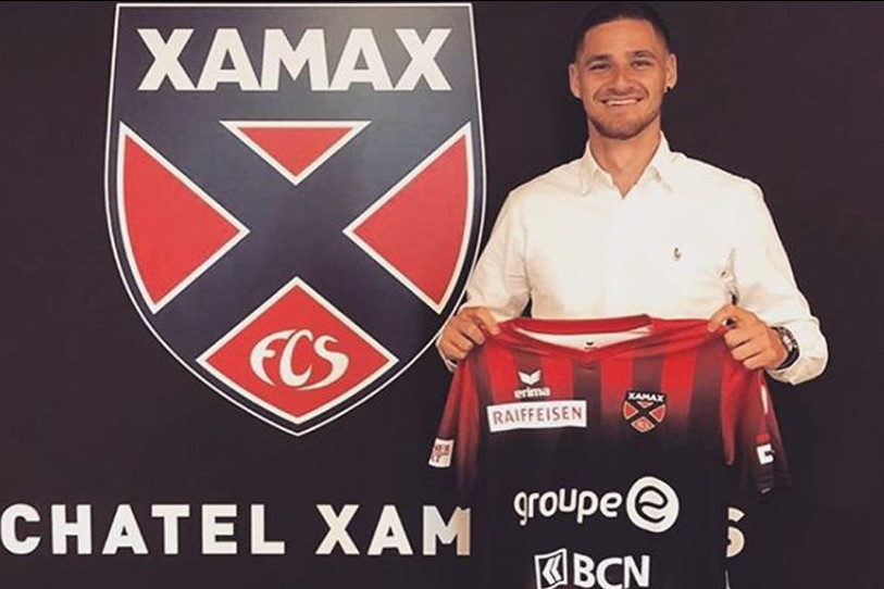 Dylan Dugourd au moment de la signature de son contrat avait encore le sourire. (Photo : Neuchâtel Xamax FCS)