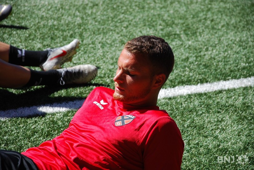 Le Jurassien Noha Sylvestre, en plein exercice de gainage, est en test à Xamax.
