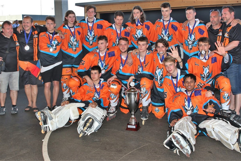 Une grosse coupe et une médaille pour les Juniors du SHC Rossemaison (photo : Mauricette Schnider).