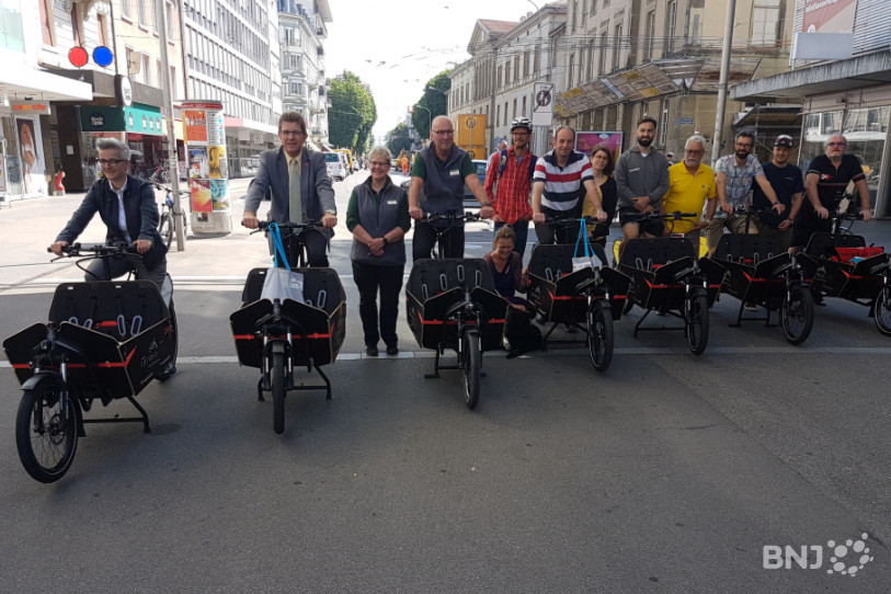 Les vélos-cargos ont été remis aux partenaires mardi matin au centre-ville de Bienne. 