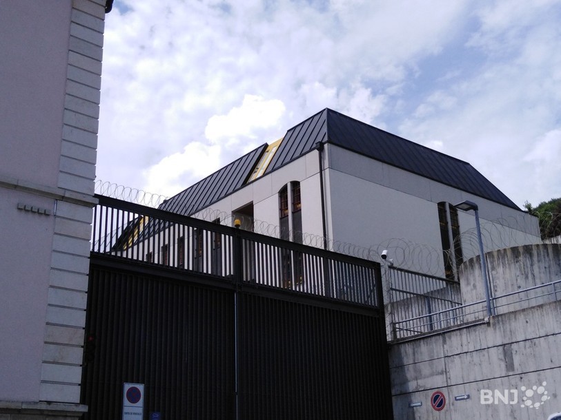 Deux personnes ont été blessées mercredi soir dans l'incendie d'une cellule à la prison régionale de Moutier.