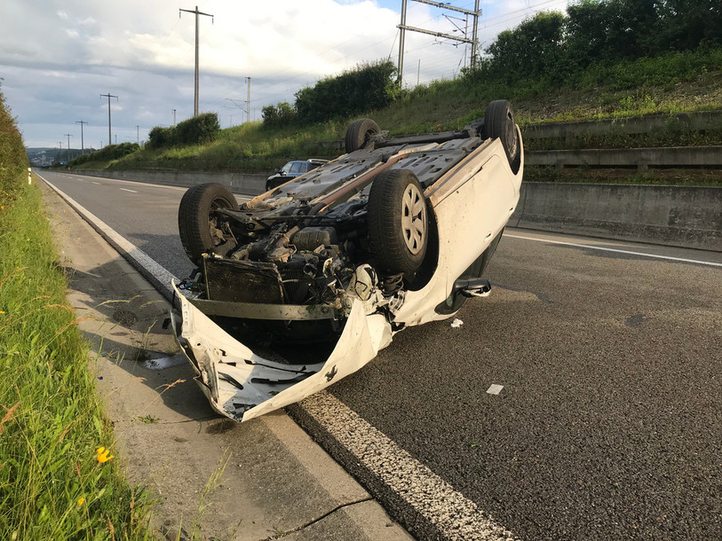 Le conducteur de la voiture accidentée a dû être hospitalisé.
