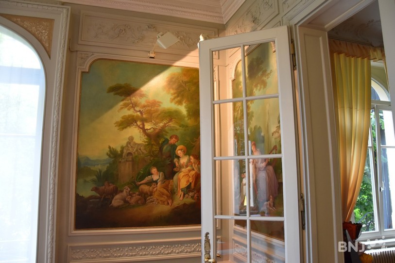 Plusieurs styles d'architecture sont présents dans la maison. Les salons du rez-de-chaussée sont de style néo-baroque.