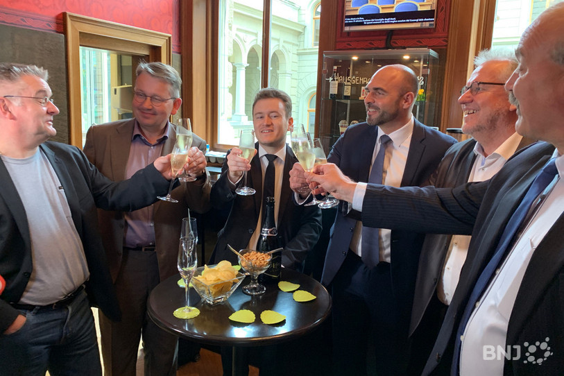 Les élus neuchâtelois aux Chambres fédérales et le conseiller d'État Laurent Favre célèbrent la victoire.