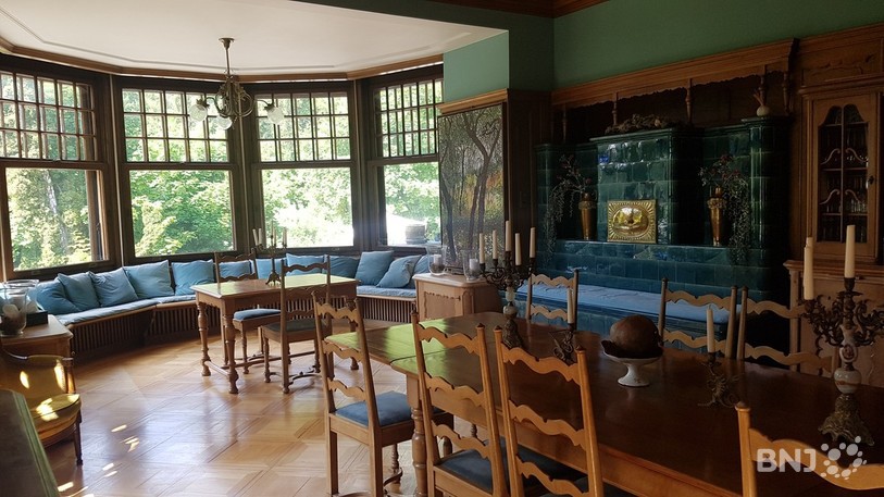 Le salon de la villa, avec vue dégagée sur le grand parc arborisé.
