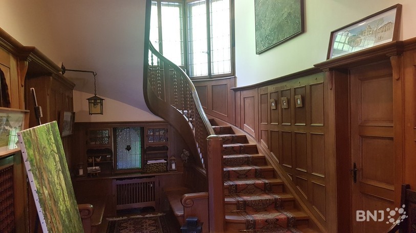Le hall d'entrée et la cage d'escalier qui mène au premier étage.