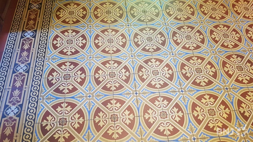 Le carrelage du hall d'entrée de la villa.