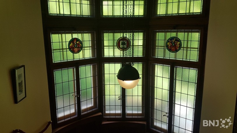 Les vitraux et la lampe de la cage d'escalier sont d'origine.