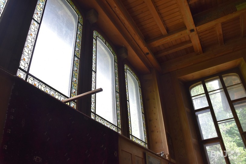 À l'intérieur le bois domine, mais la lumière est bien présente grâce cette grande baie vitrée qui donne sur le séjour.