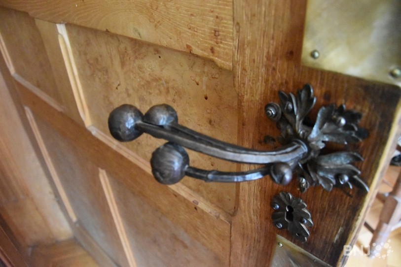 Les poignées de portes sont également sculptées en s'inspirant de la nature.