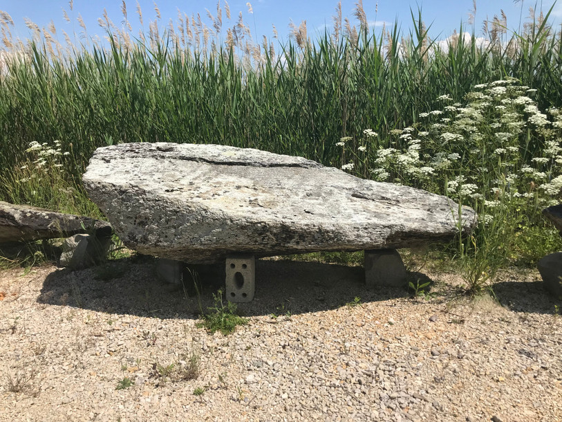 Ce bloc erratique stocké à Hauterive traversera le lac en radeau pour rejoindre le village lacustre de Gletterens