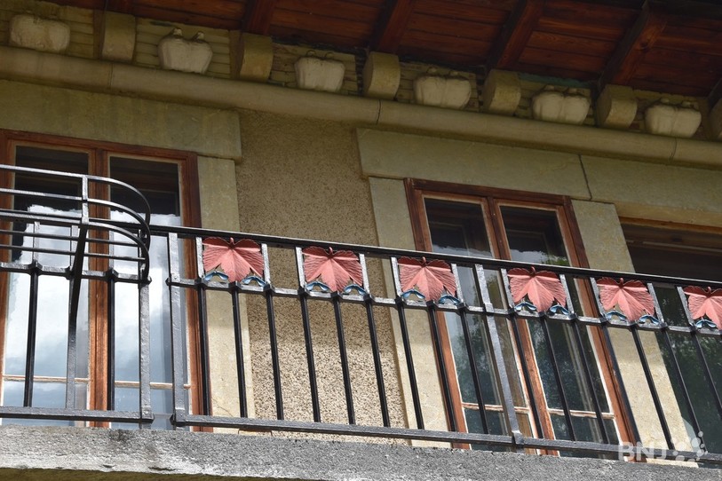 À l'extérieur aussi, la maison est décorée: sapins sur les tuiles, feuilles d'érable sur les balcons ou encore pigeons sculptés sous le toit.