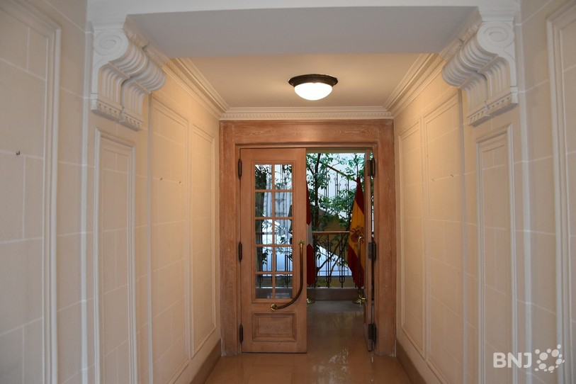 L'entrée depuis la rue Numa-Droz se fait par un couloir étroit qui mène à la cage d'escalier.