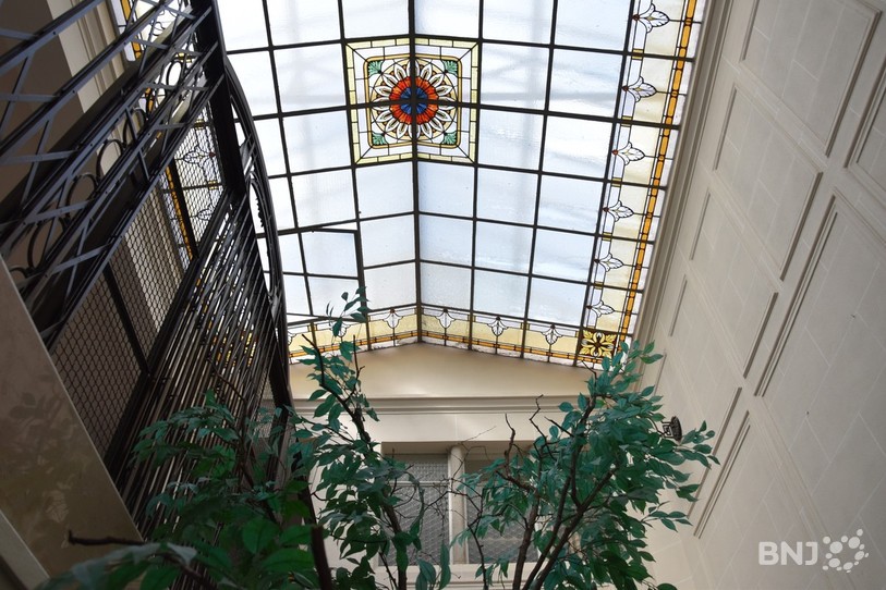 Suprise, une magnifique verrière avec vitraux éclaire l'escalier qui mène à la réception.