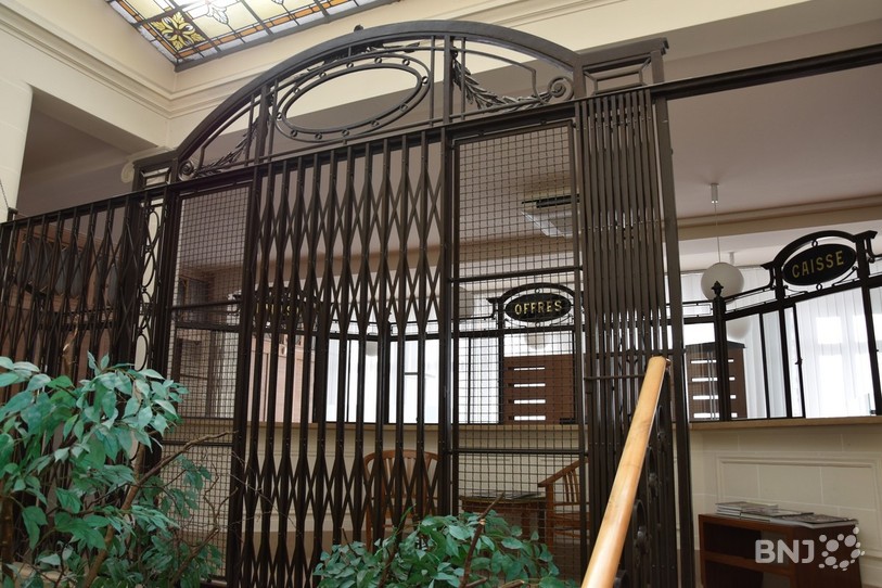 À l'origine, un ascenseur montait les clients derrière cette grille.