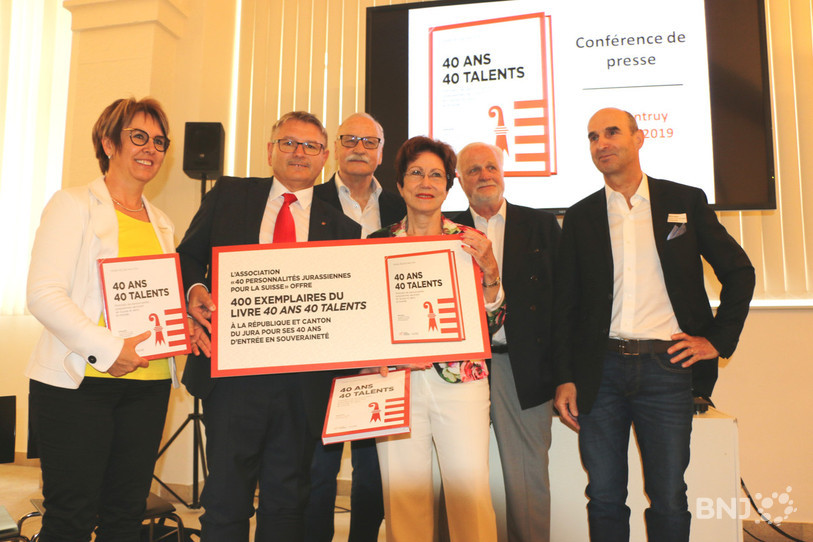 La remise officielle du cadeau au Gouvernement, représenté par Nathalie Barthoulot et Charles Juillard. Les ministres sont accompagnés par Yves Marchand, Marie-Hélène Miauton, Jean-Pierre Wicht et Gabriel Prêtre (de gauche à droite).