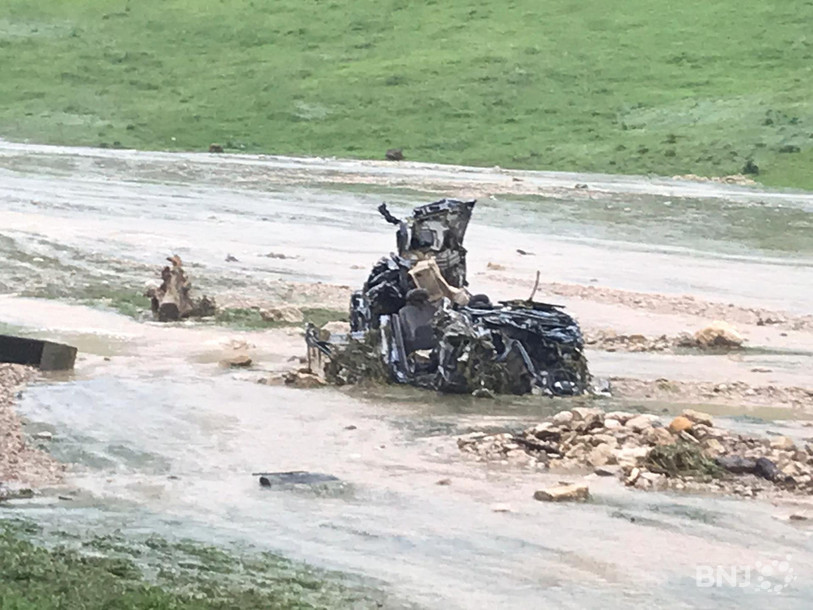 Les restes d'une voiture après le déluge.