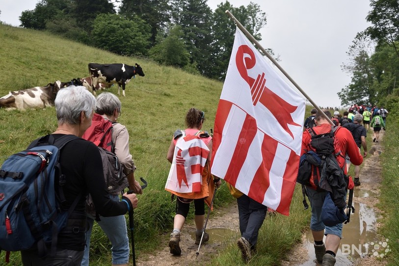 Plus de 150 personnes ont participé samedi à la randonnée organisée pour les 40 ans du canton du Jura (photo : Georges Henz).