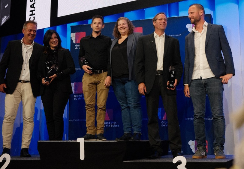 Patrick et Marylin Sandoz ont été récompensés pour leur Chasselas cuvée 2024. (photo : Neuchâtel Vins et Terroir)