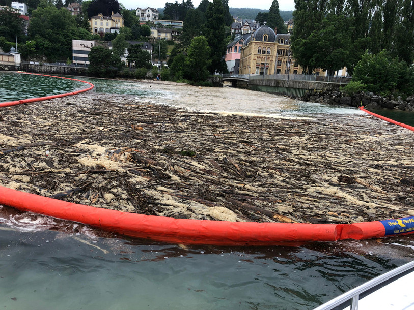Le barrage flottant mis en place à l’embouchure du Seyon dans le lac de Neuchâtel. (photo : société de sauvetage du Bas-Lac)