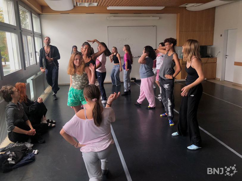 Les participants du Camp danse et arts visuels effectuent les dernières répétitions avant la présentation finale.