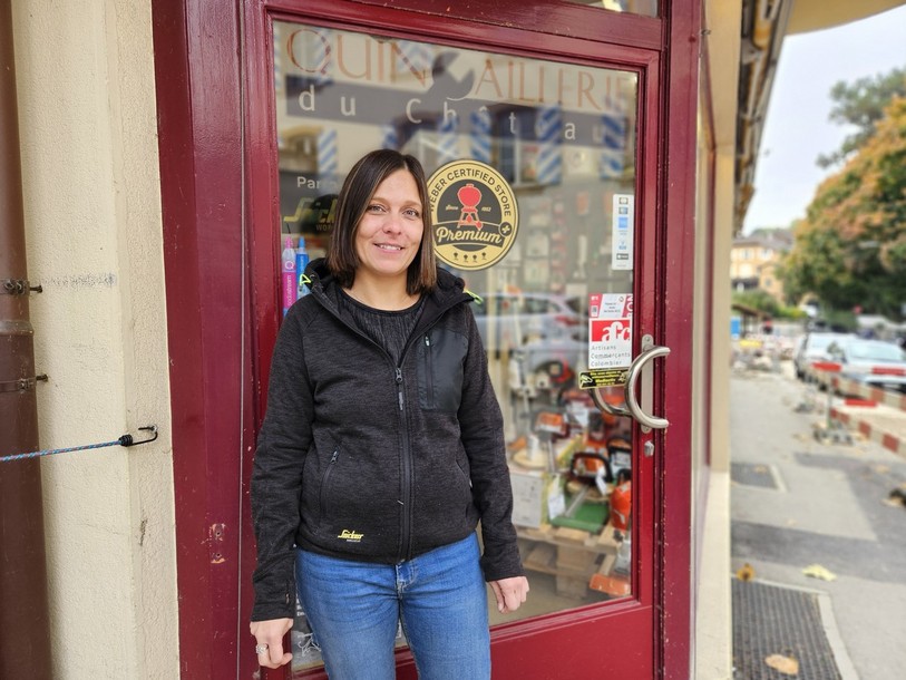 Jennifer Schild est confiante pour le fonctionnement de son commerce durant les travaux, mais craint un manque de places de parking à l'avenir devant sa quincaillerie. 