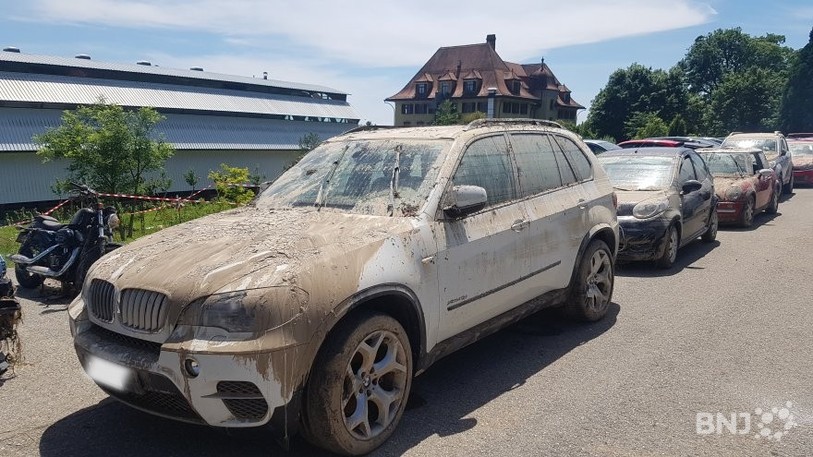 Le parking d'Evologia à Cernier est temporairement transformé en cimetière à voitures, pour les besoins des constats d'assurance.