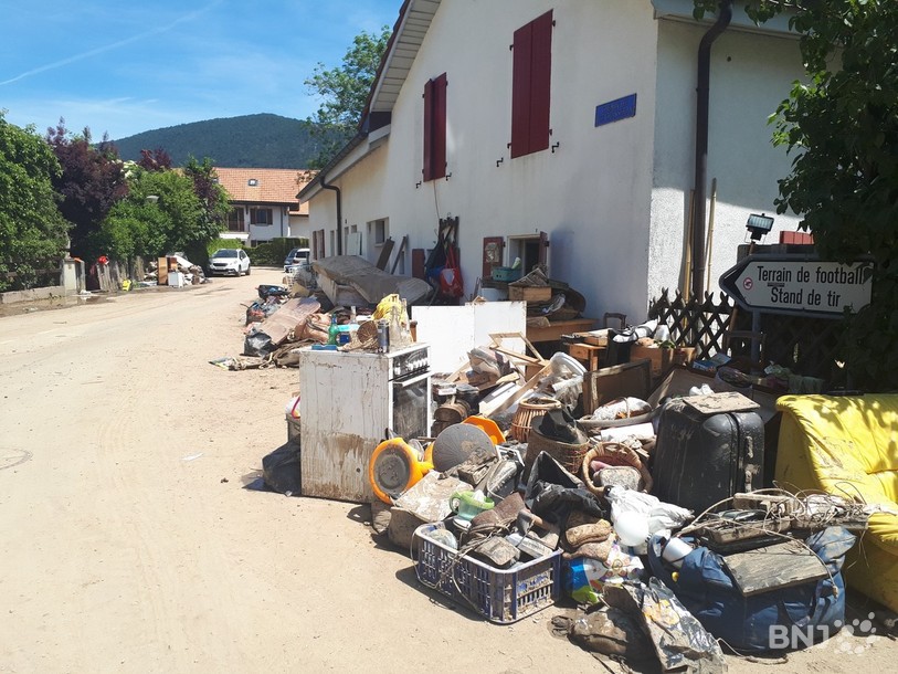 Des tas d'objets détruits par l'inondation s'amoncelaient devant les maisons lundi à Dombresson.