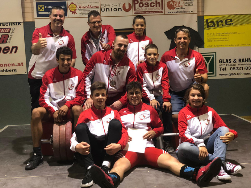 La sélection suisse pour le tournoi de Lochen. Derrière (de gauche à droige) : Stéphane Lauper (coach), Matthias Grieder (président de la fédération) et Dorian Vaucher. Au milieu : Dwayne Fiaux, Yannick Tschan, Dylan Sautebin et Dimitri Lab (coach). Devant : Xavier Chatelain, Antoine Lab et Nayla Vaucher.
