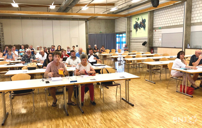 Le Conseil de ville de Moutier a tenu sa séance sans les élus anti-séparatistes d'Ensemble-Prévôtois le 24 juin.. Ici à droite, les sièges sont vides.