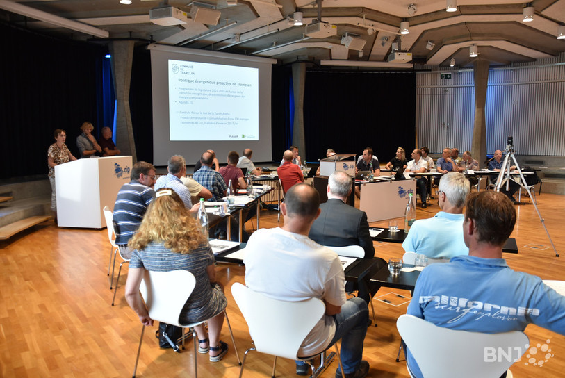 Le Conseil général de Tramelan a écouté attentivement la présentation concernant le projet de rénovation du toit de la patinoire.
