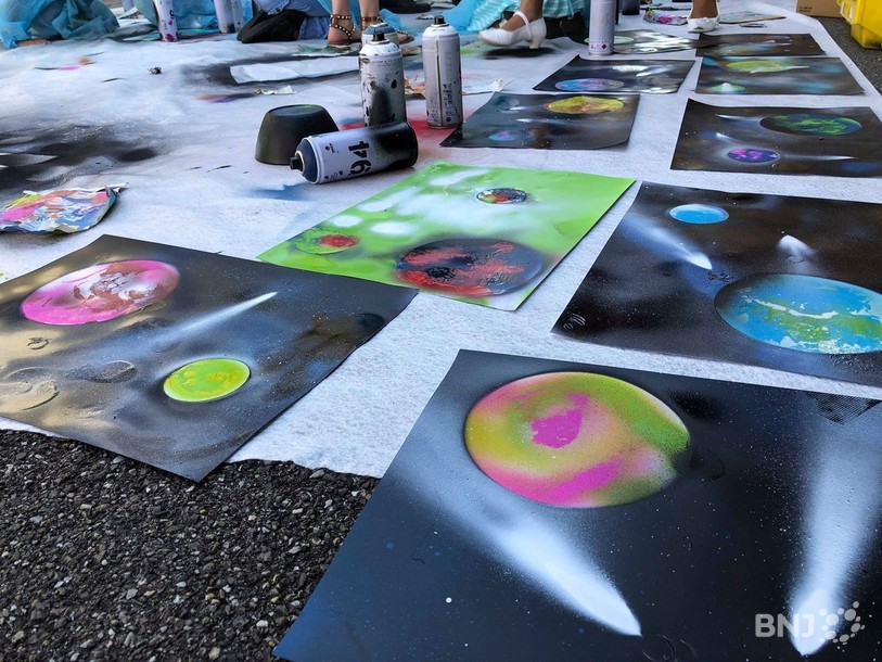 Les élèves ont réalisé des paysages lunaires, du nom de la technique « space painting ».