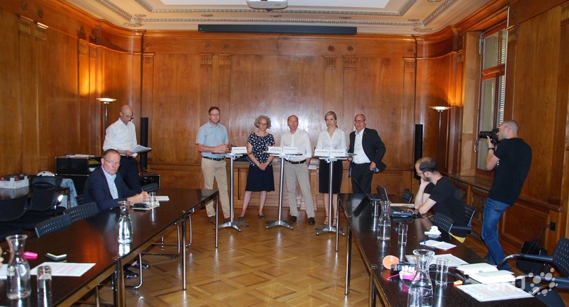 De gauche à droite, le maire de St-Imier, Patrick Tanner, Annemarie Berlinger, maire de Berthoud, Michael Aebersold, directeur des finances de la ville de Berne, Silvia Steidle, directrice des finances de la ville de Bienne et Stefan Berger, maire de Berthoud.