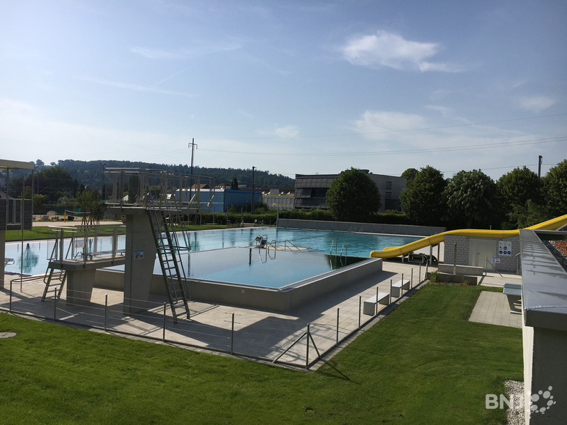 Le piscine de Porrentruy sera ouverte une demi-heure de plus le soir. (Photo: archives)