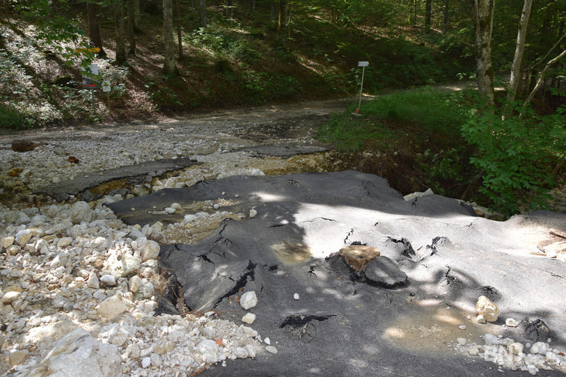 Les traces sont encore bien visibles après le violent orage et les inondations de vendredi, comme ici au Pâquier.