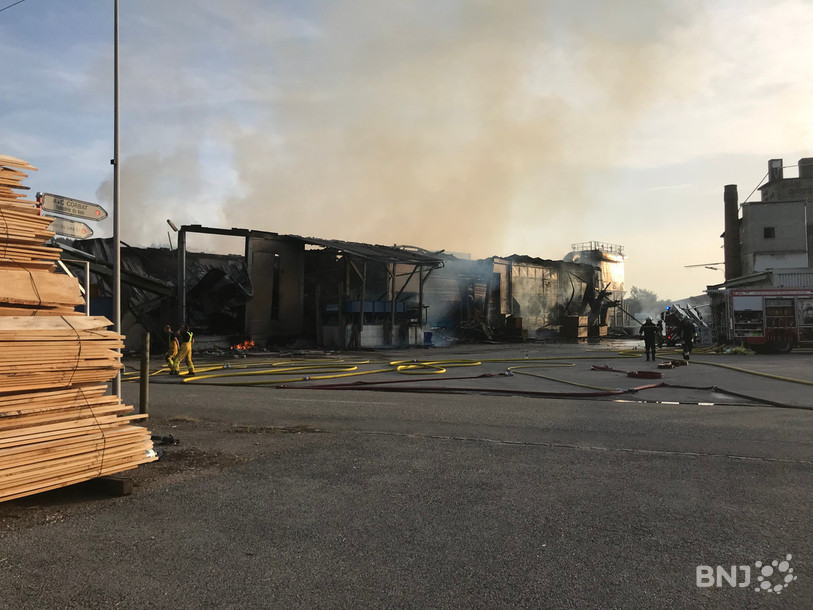 L'incendie a détruit plusieurs bâtiments de la scierie.