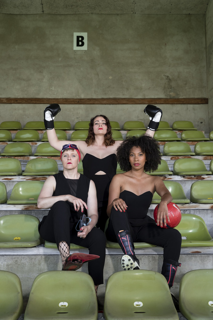 Les 3 comédiennes de Rebelles dans un stade