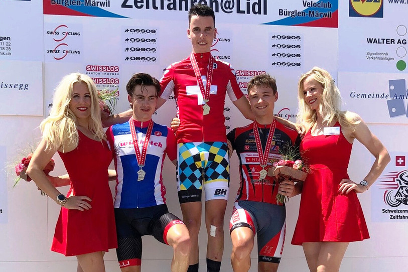Antoine Bouzon (à droite) s'offre une médaille pour lancer les championnats de Suisse.