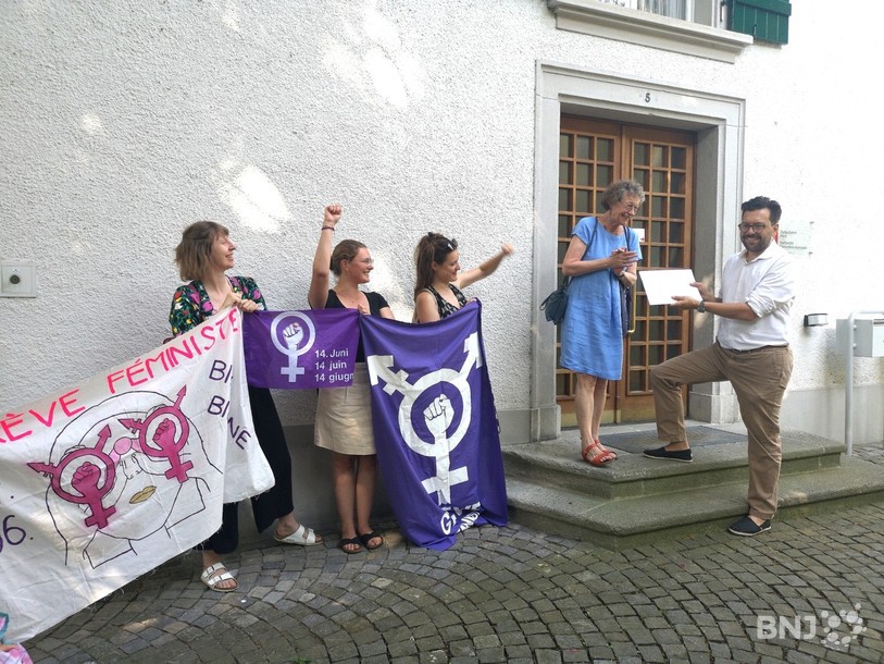 Une délégation du collectif biennois pour la grève des femmes s'est déplacée mercredi pour remettre leur pétition au vice-chancelier, Julien Steiner