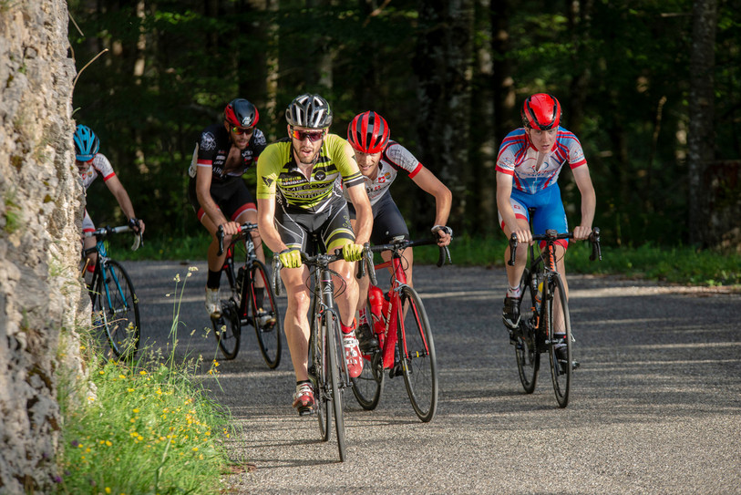 Cinquante-deux cyclistes ont bravé la chaleur mercredi sur la première étape du Trophée du Doubs. Crédit photo: Emilien Lanz