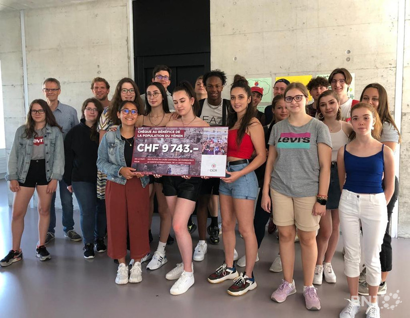 Une partie des étudiants ont remis un chèque de près de 10'000 francs au CICR.