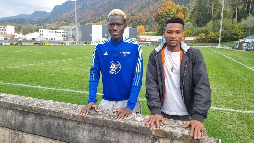 Oumar Ouologuem, à gauche, et Ibrahim Sacko sont deux joueurs du FC Moutier II. Ils séjournent au centre pour migrants de Sornetan mais risquent de devoir prochainement quitter la Suisse après avoir vu leur demande d'asile refusée. Photo : Matthieu Hofmann
