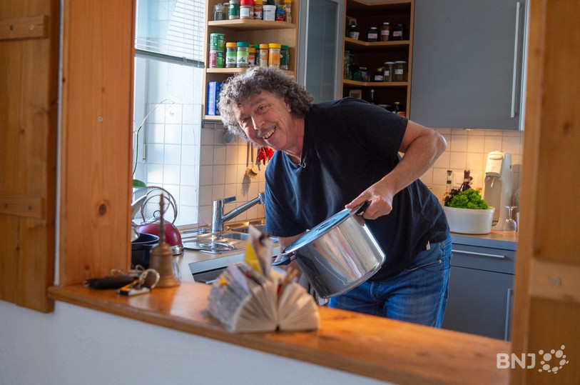 Le musicien Alain Tissot dans sa cuisine.
